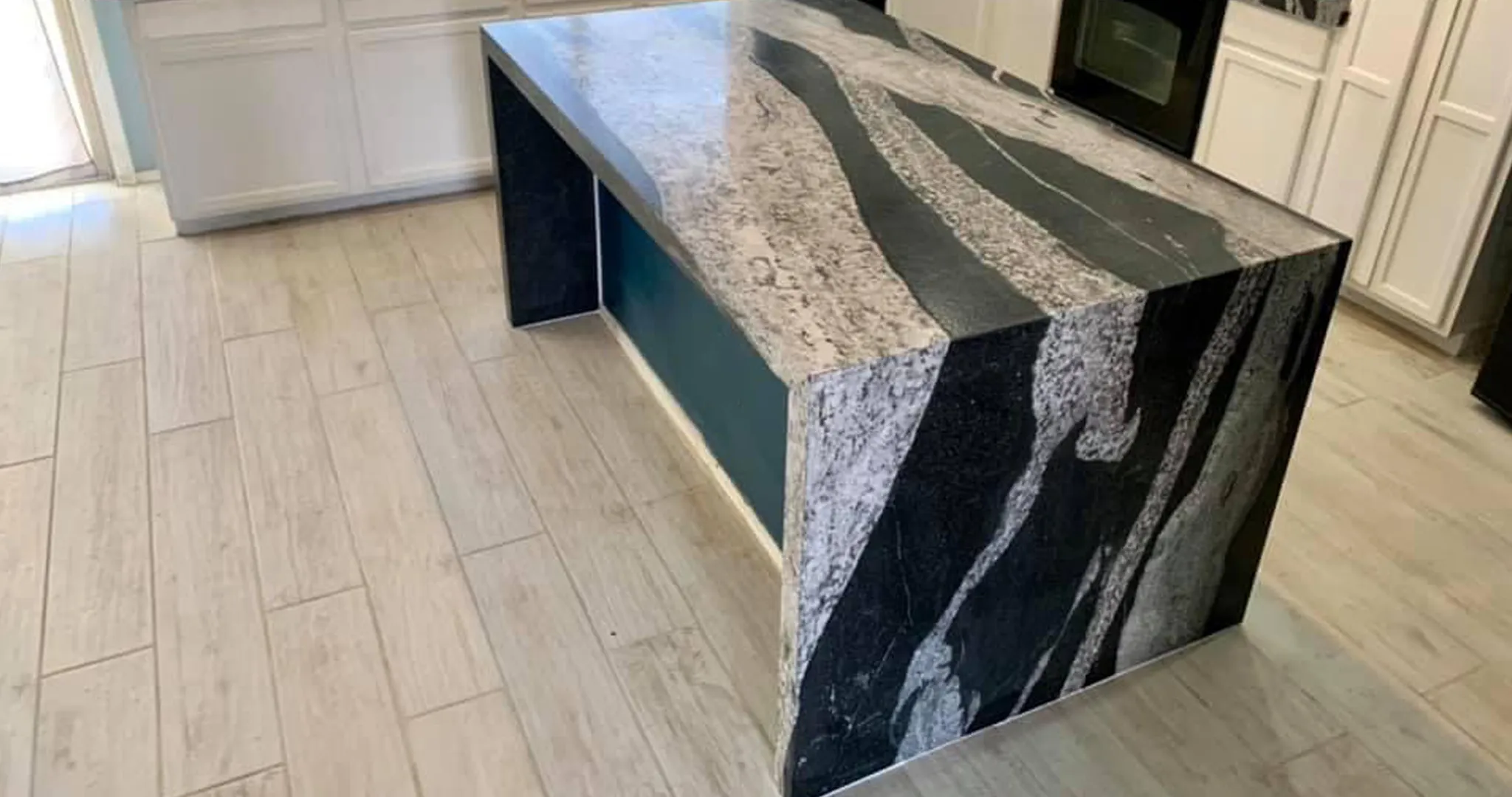 Гранит Maori в интерьере (остров)